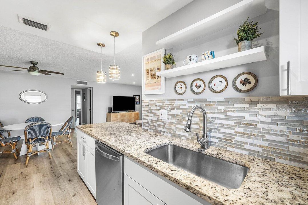 待售: $165,000 (1 贝兹, 1 浴室, 994 平方英尺)