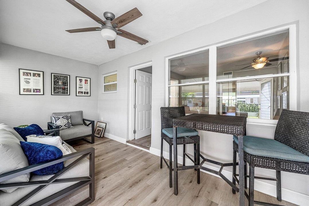 待售: $165,000 (1 贝兹, 1 浴室, 994 平方英尺)