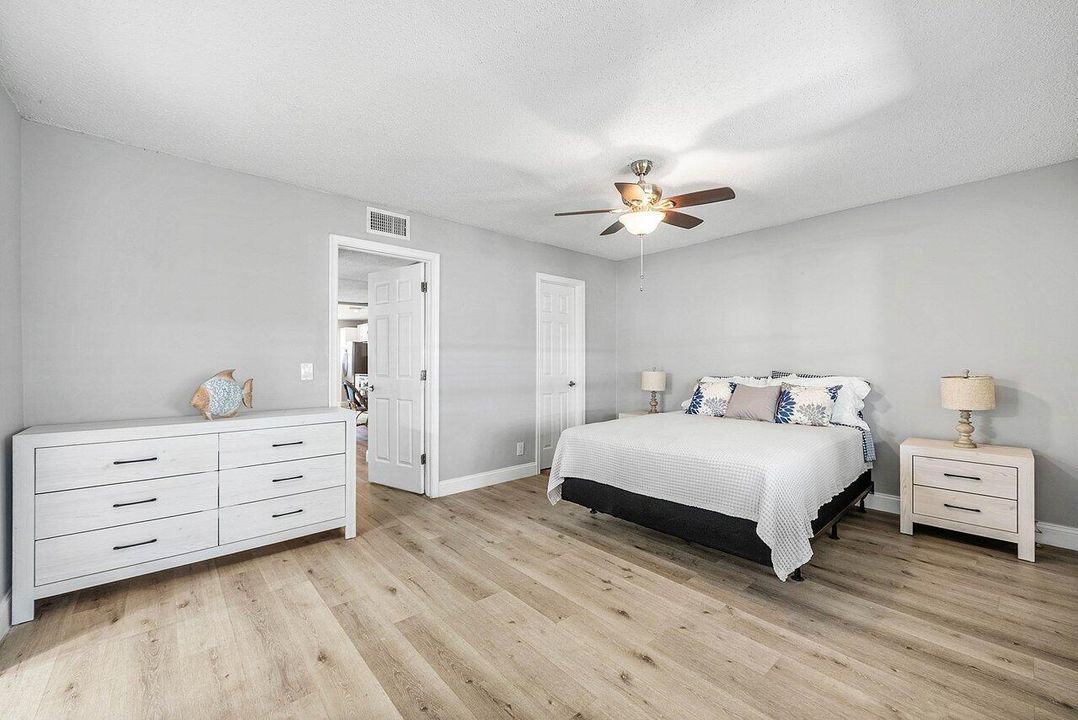 待售: $165,000 (1 贝兹, 1 浴室, 994 平方英尺)