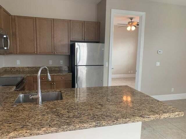 合同活跃: $2,100 (4 贝兹, 5 浴室, 730 平方英尺)