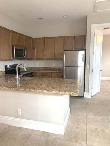 合同活跃: $2,100 (4 贝兹, 5 浴室, 730 平方英尺)