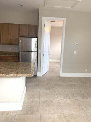 合同活跃: $2,100 (4 贝兹, 5 浴室, 730 平方英尺)