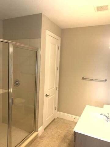 合同活跃: $2,100 (4 贝兹, 5 浴室, 730 平方英尺)