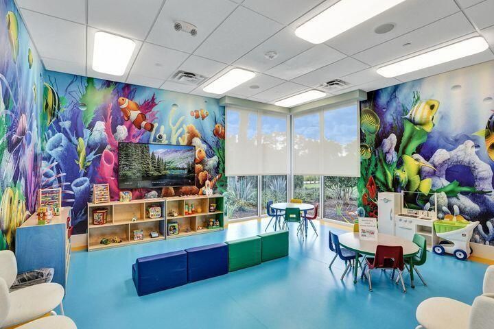 合同活跃: $2,100 (4 贝兹, 5 浴室, 730 平方英尺)