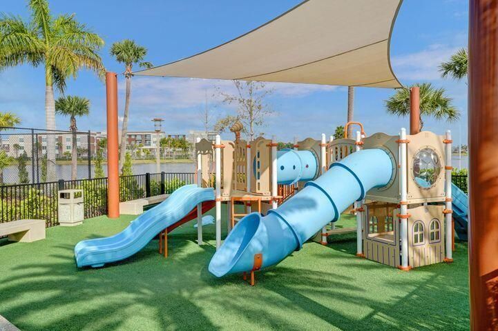 合同活跃: $2,100 (4 贝兹, 5 浴室, 730 平方英尺)