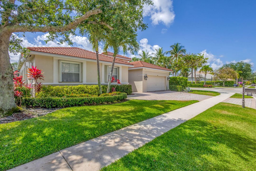 合同活跃: $1,299,000 (4 贝兹, 2 浴室, 2617 平方英尺)