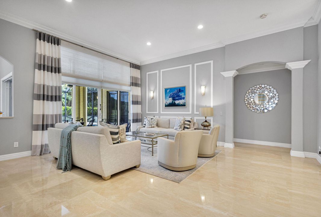 合同活跃: $1,299,000 (4 贝兹, 2 浴室, 2617 平方英尺)