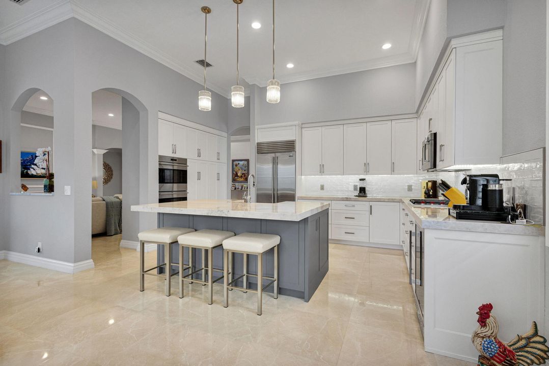 合同活跃: $1,299,000 (4 贝兹, 2 浴室, 2617 平方英尺)