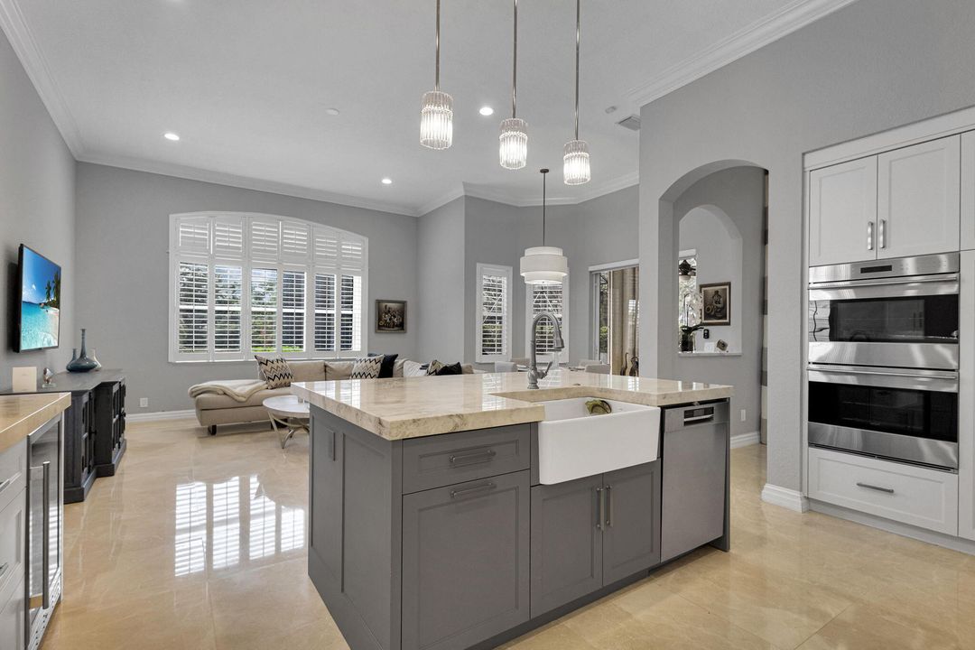 合同活跃: $1,299,000 (4 贝兹, 2 浴室, 2617 平方英尺)