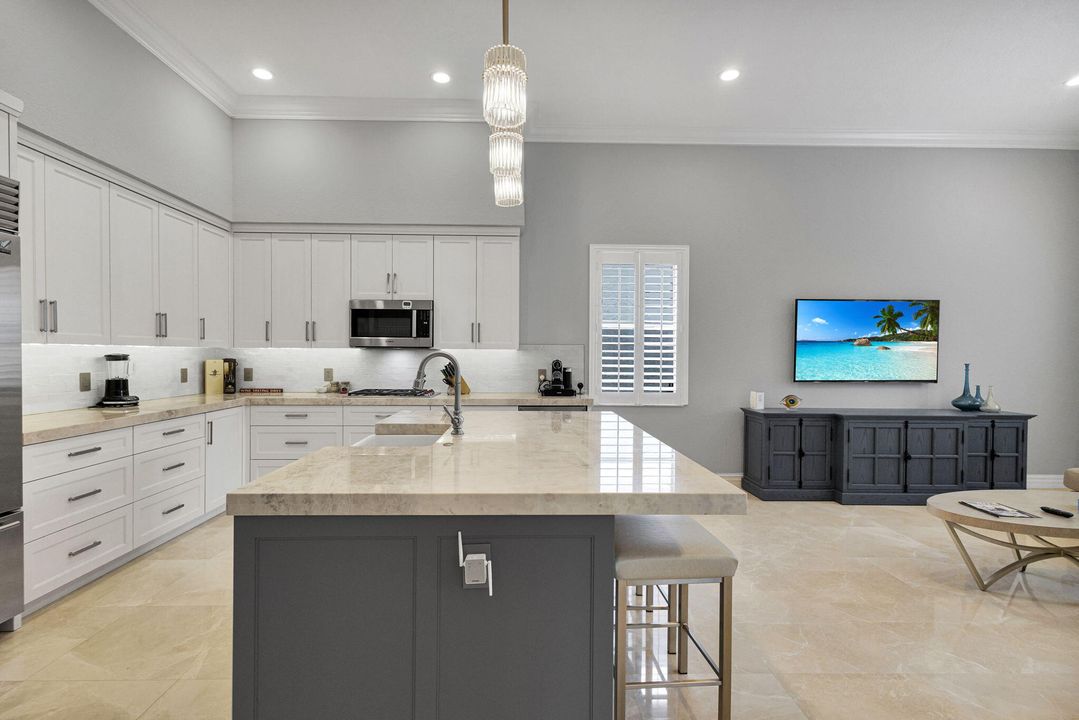 合同活跃: $1,299,000 (4 贝兹, 2 浴室, 2617 平方英尺)