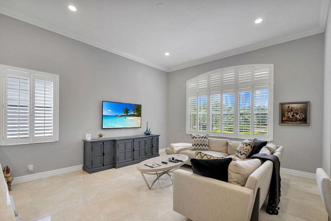 合同活跃: $1,299,000 (4 贝兹, 2 浴室, 2617 平方英尺)