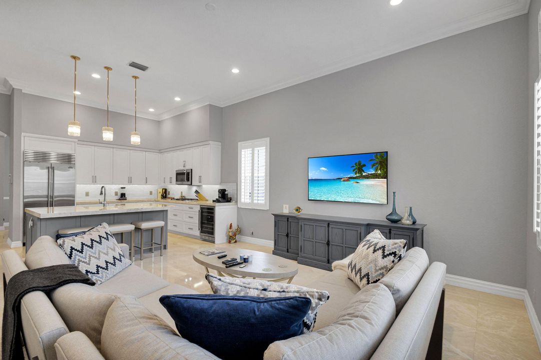 合同活跃: $1,299,000 (4 贝兹, 2 浴室, 2617 平方英尺)