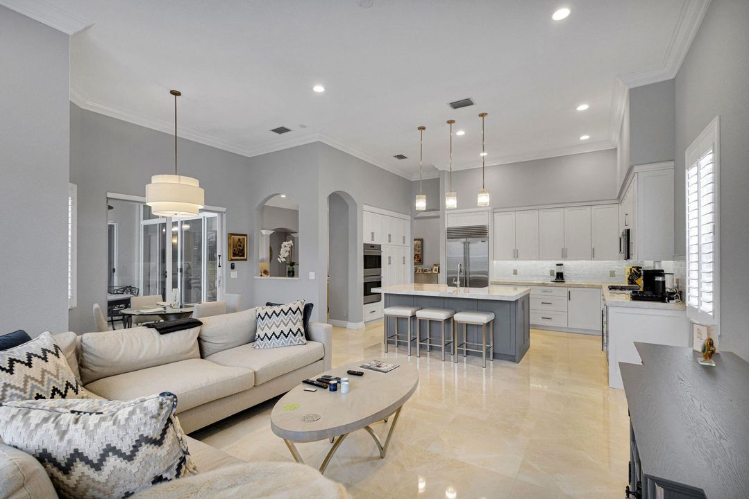 合同活跃: $1,299,000 (4 贝兹, 2 浴室, 2617 平方英尺)