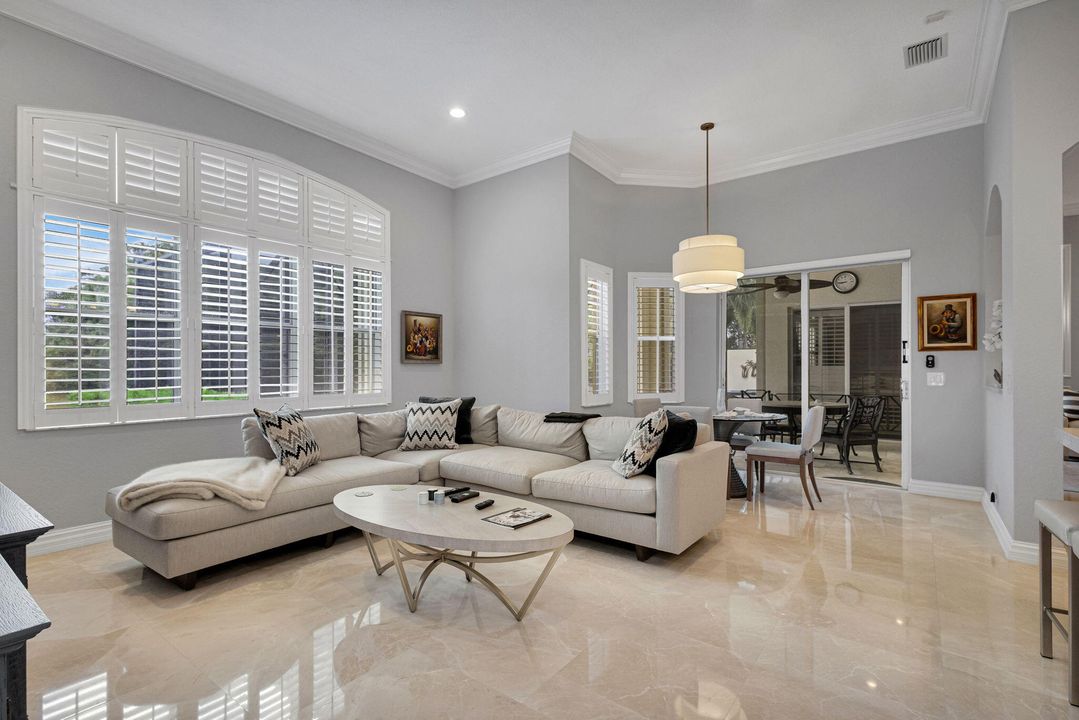 合同活跃: $1,299,000 (4 贝兹, 2 浴室, 2617 平方英尺)