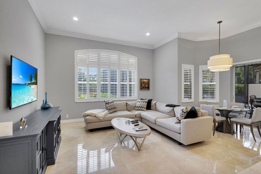 合同活跃: $1,299,000 (4 贝兹, 2 浴室, 2617 平方英尺)