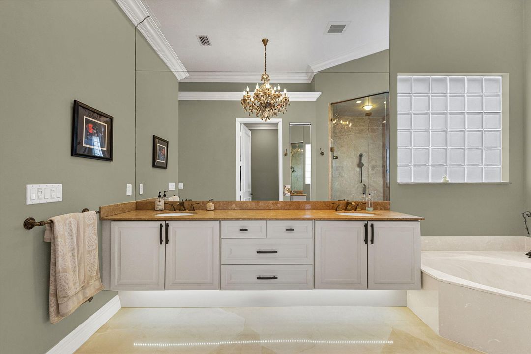 合同活跃: $1,299,000 (4 贝兹, 2 浴室, 2617 平方英尺)