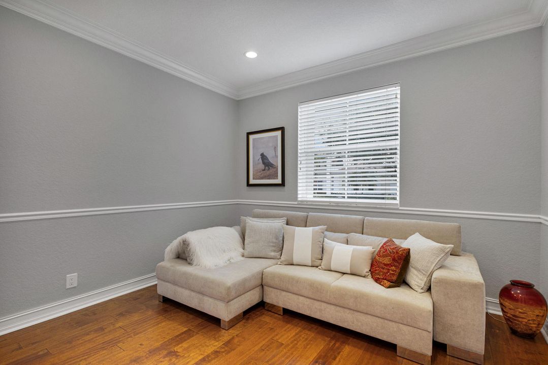 合同活跃: $1,299,000 (4 贝兹, 2 浴室, 2617 平方英尺)