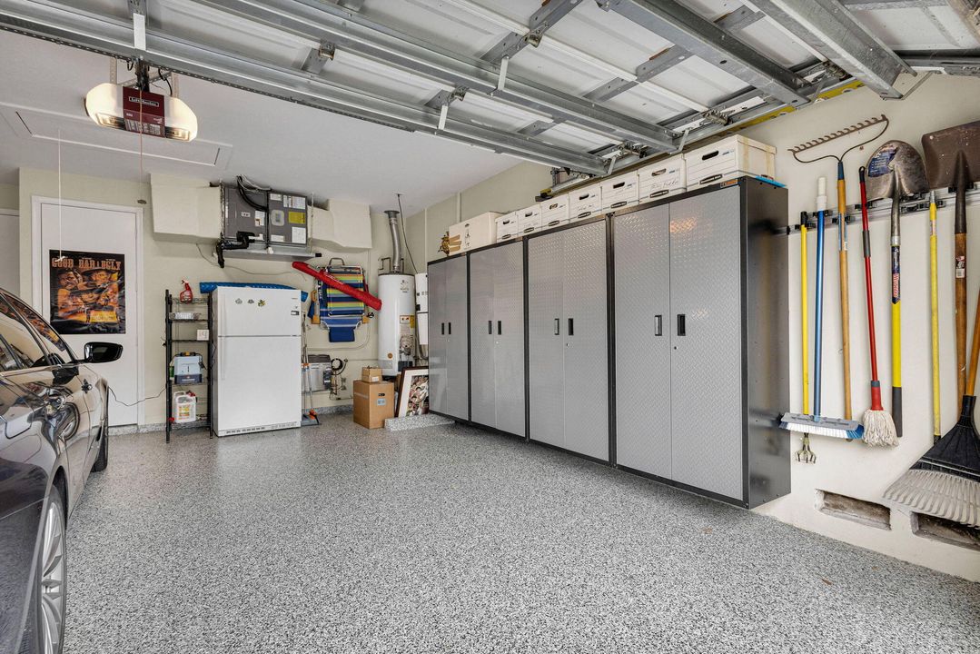 合同活跃: $1,299,000 (4 贝兹, 2 浴室, 2617 平方英尺)