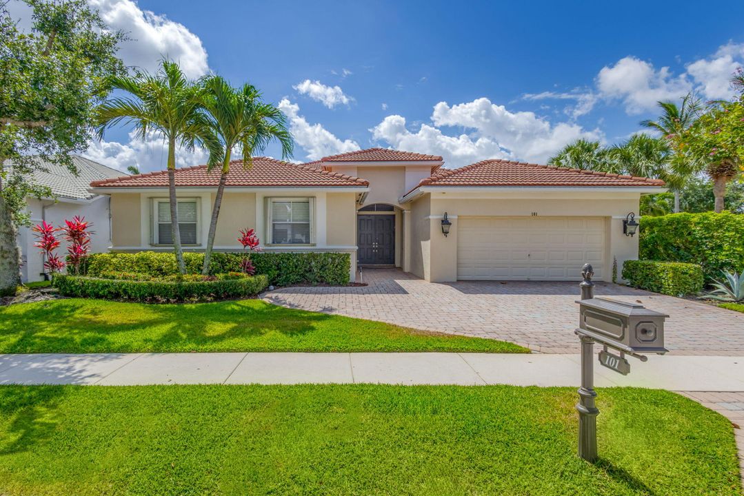 合同活跃: $1,299,000 (4 贝兹, 2 浴室, 2617 平方英尺)