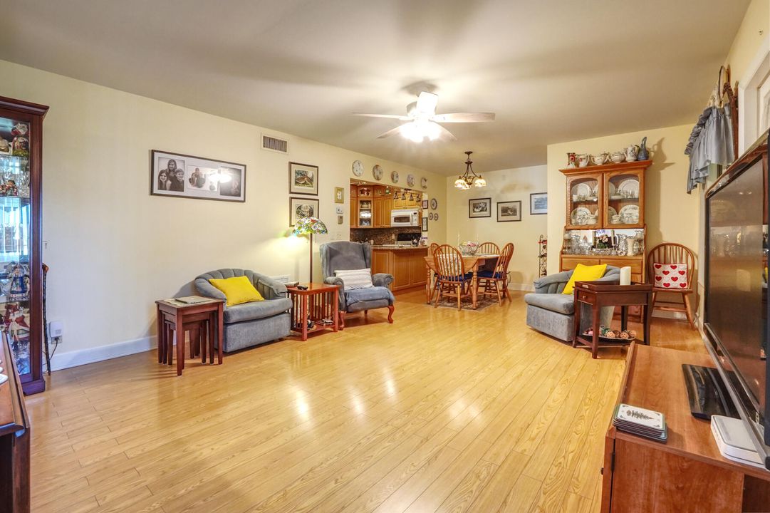 For Sale: $154,000 (2 beds, 1 baths, 935 Square Feet)