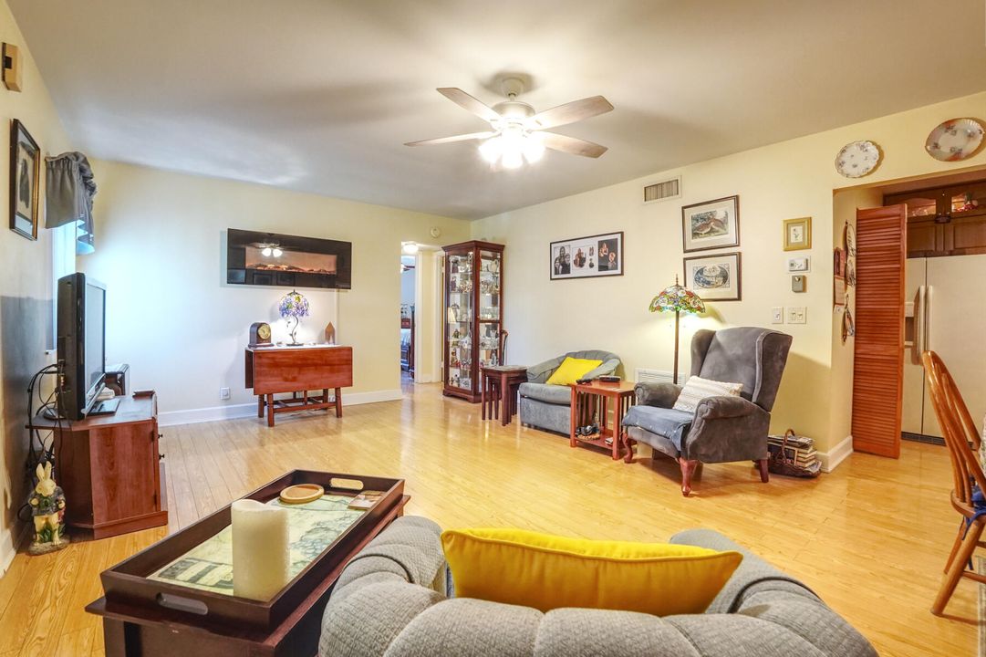 For Sale: $154,000 (2 beds, 1 baths, 935 Square Feet)