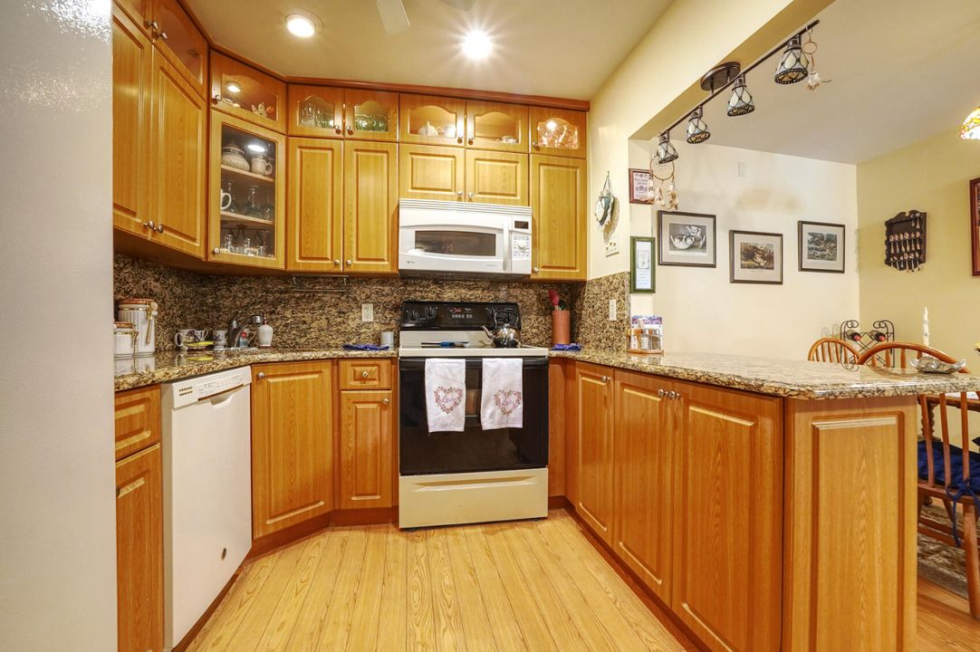For Sale: $154,000 (2 beds, 1 baths, 935 Square Feet)
