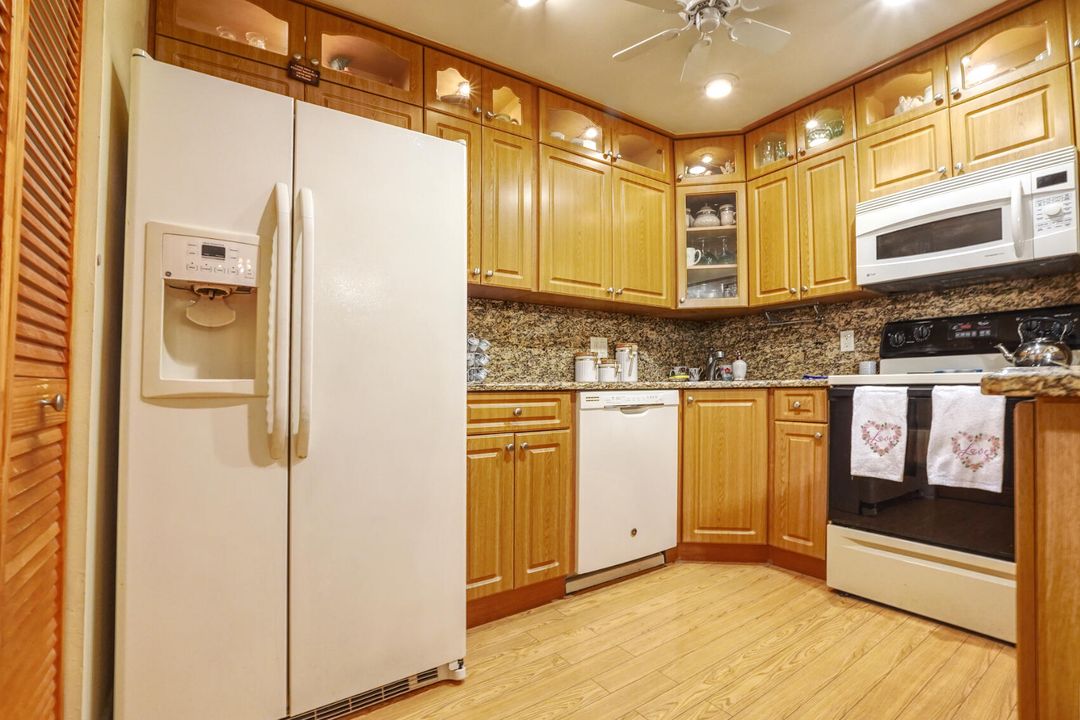 For Sale: $154,000 (2 beds, 1 baths, 935 Square Feet)