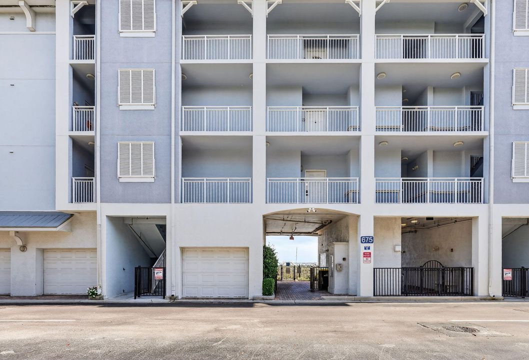 Под контрактом: $498,900 (2 спален, 2 ванн, 1126 Квадратных фут)