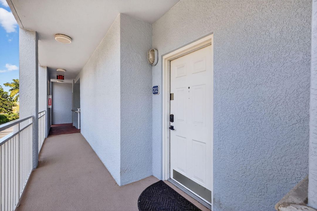 Под контрактом: $498,900 (2 спален, 2 ванн, 1126 Квадратных фут)