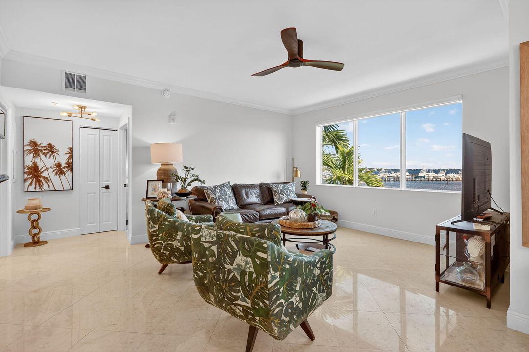 Под контрактом: $498,900 (2 спален, 2 ванн, 1126 Квадратных фут)