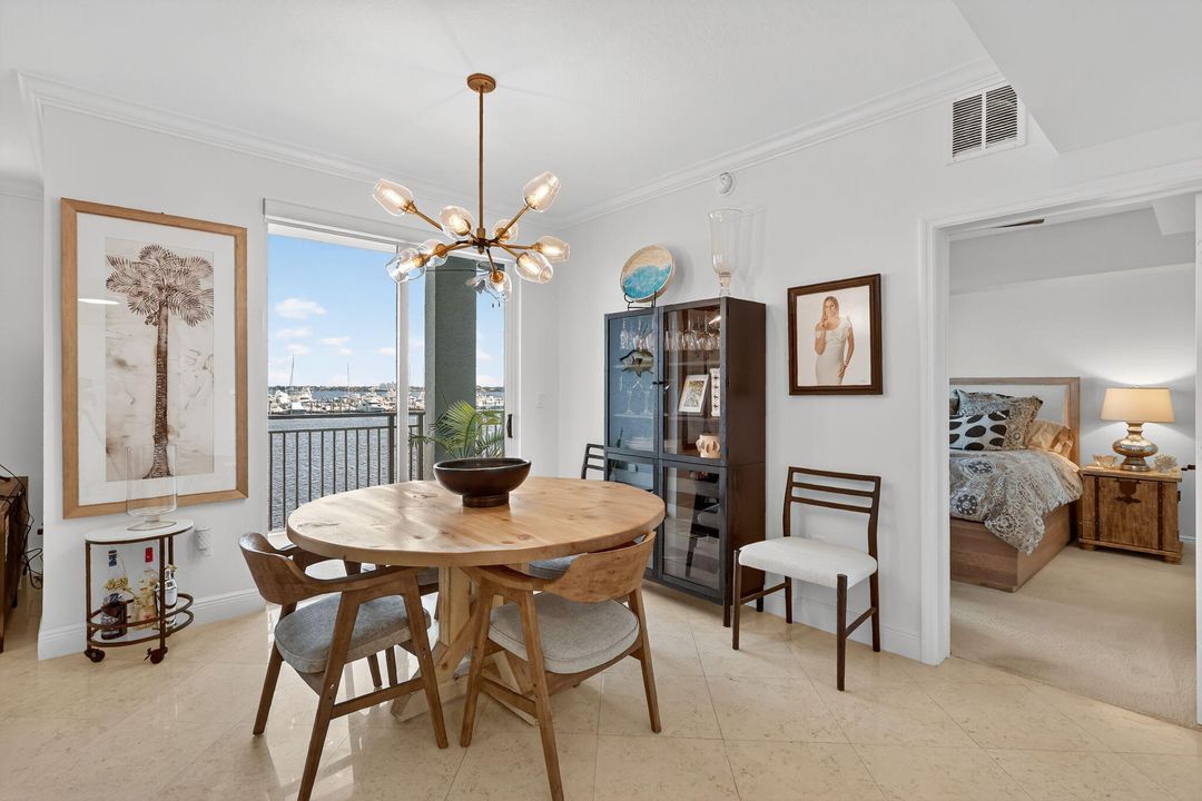 Под контрактом: $498,900 (2 спален, 2 ванн, 1126 Квадратных фут)