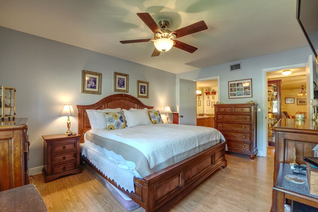 For Sale: $154,000 (2 beds, 1 baths, 935 Square Feet)