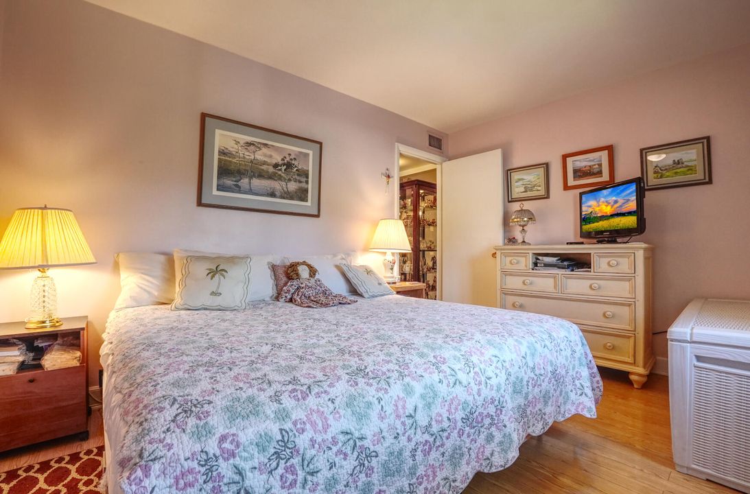 For Sale: $154,000 (2 beds, 1 baths, 935 Square Feet)