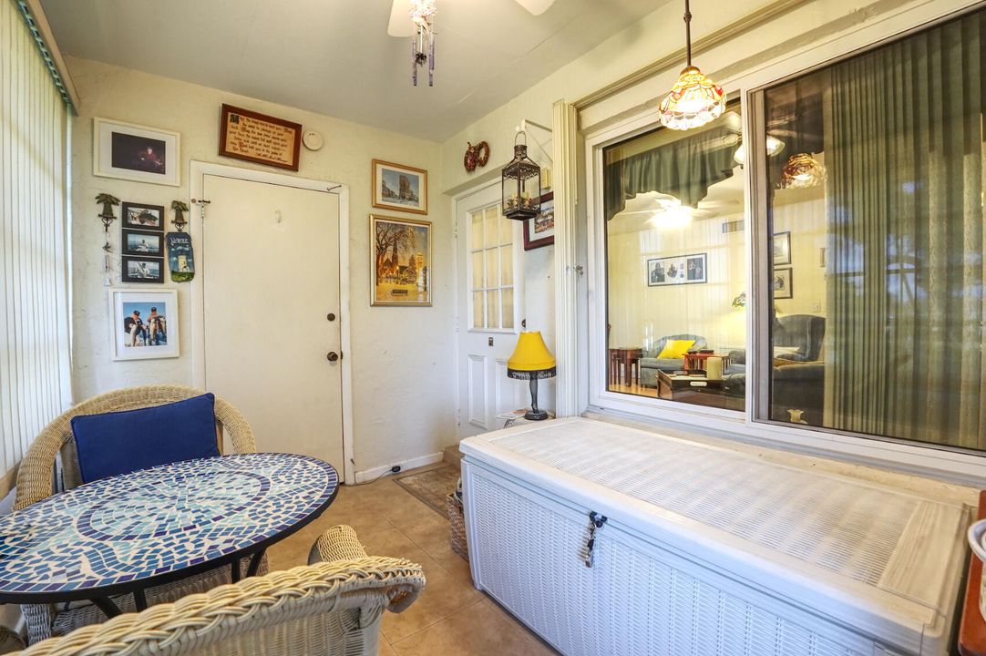 For Sale: $154,000 (2 beds, 1 baths, 935 Square Feet)