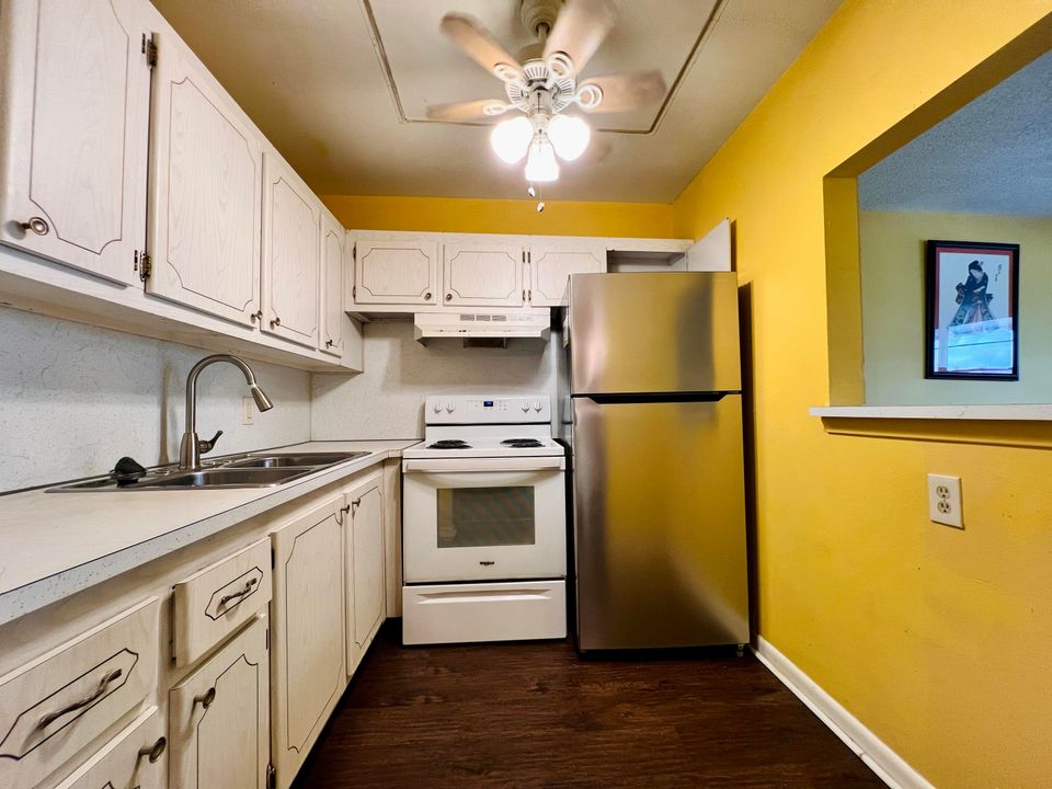 For Sale: $55,000 (1 beds, 1 baths, 585 Square Feet)