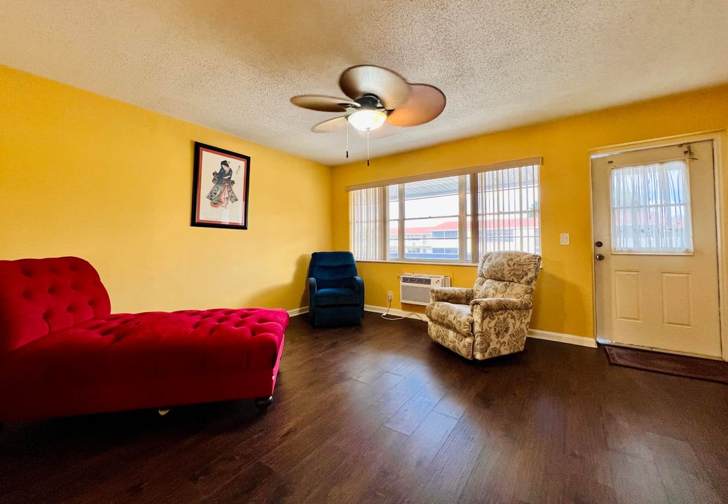 For Sale: $55,000 (1 beds, 1 baths, 585 Square Feet)