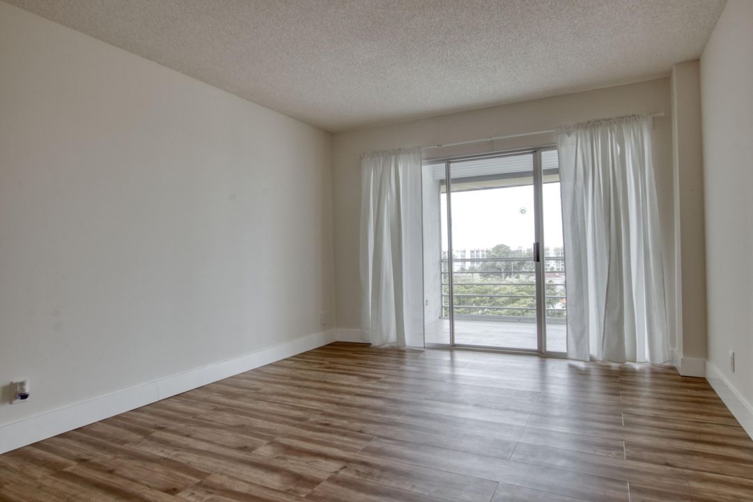 For Sale: $224,500 (2 beds, 2 baths, 1114 Square Feet)