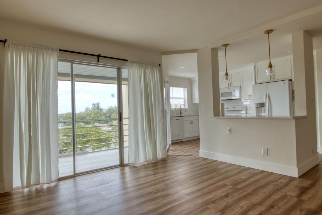 For Sale: $224,500 (2 beds, 2 baths, 1114 Square Feet)