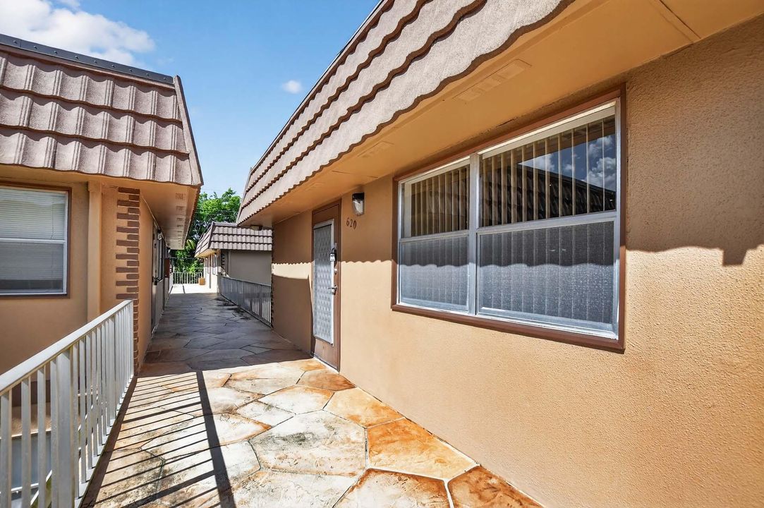 For Sale: $145,000 (2 beds, 2 baths, 880 Square Feet)