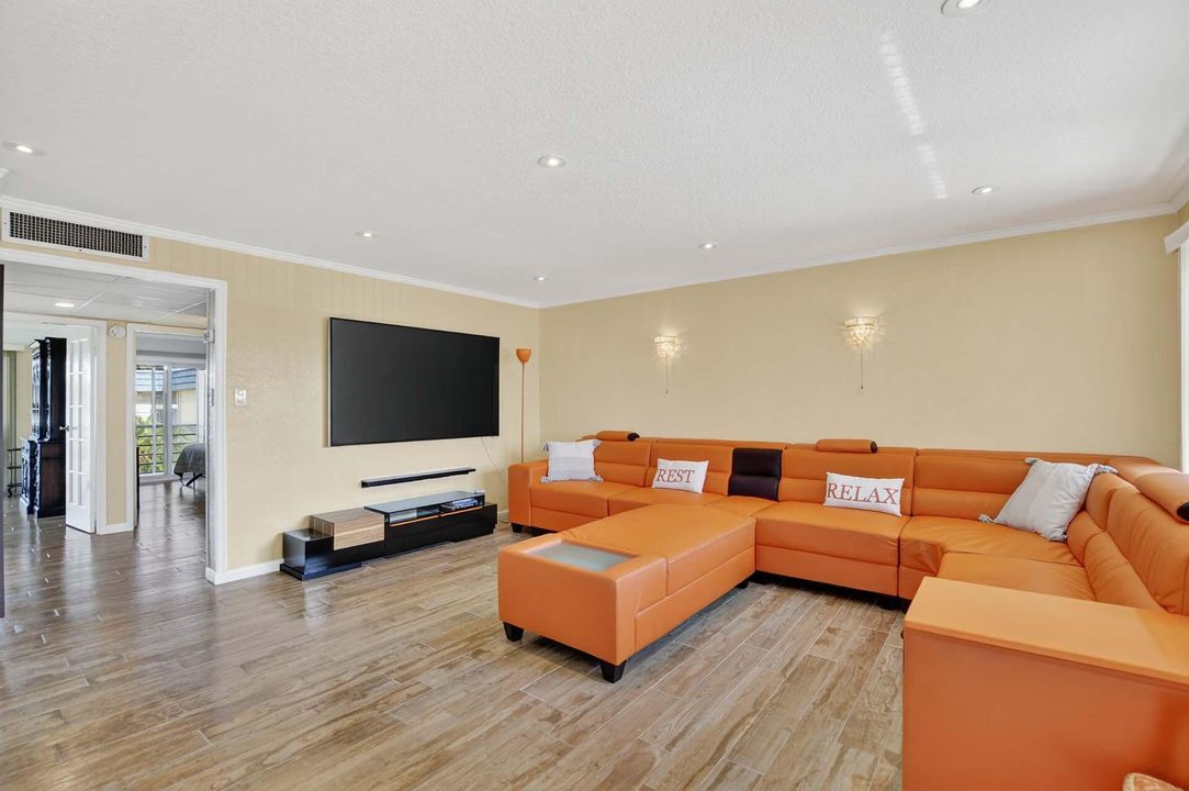 For Sale: $145,000 (2 beds, 2 baths, 880 Square Feet)