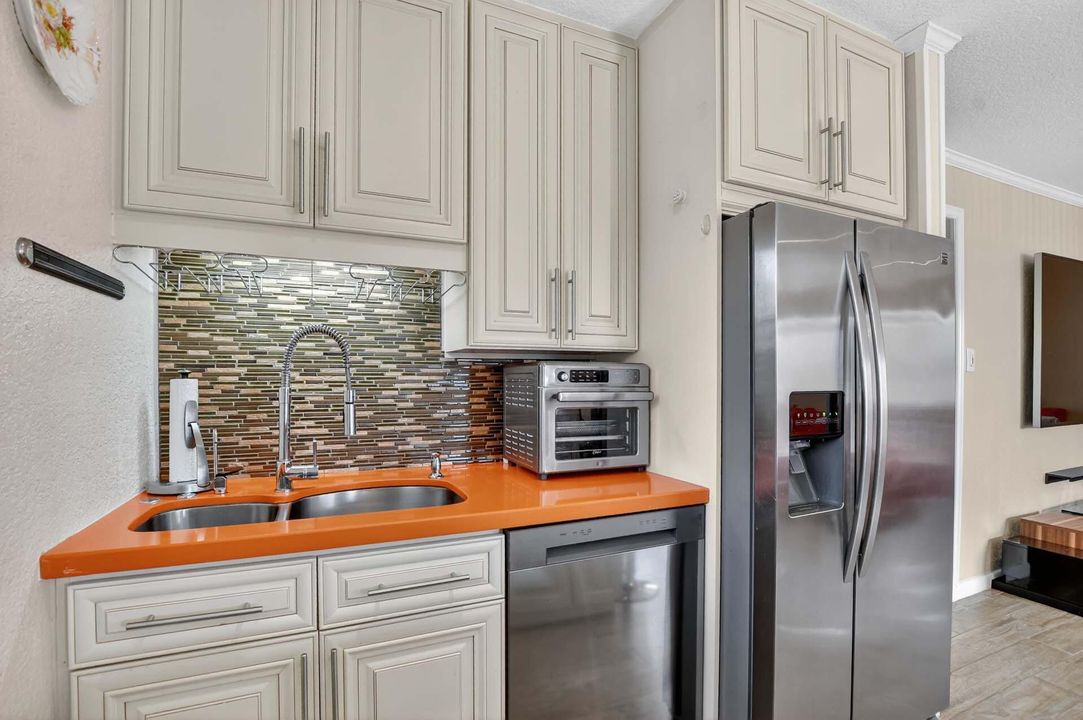 For Sale: $145,000 (2 beds, 2 baths, 880 Square Feet)