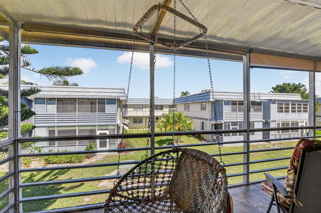 For Sale: $145,000 (2 beds, 2 baths, 880 Square Feet)