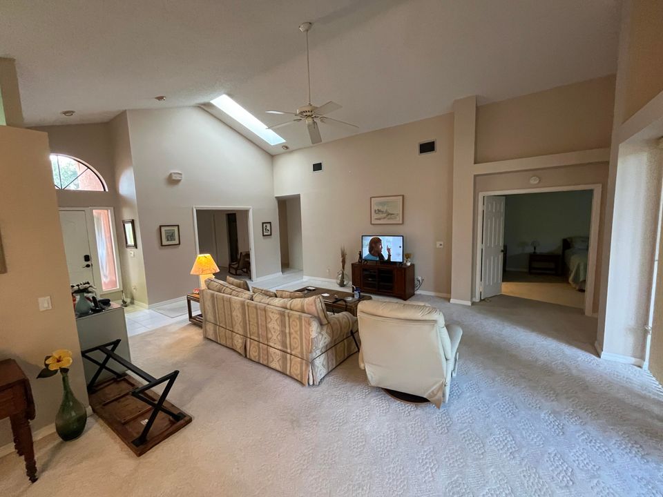 合同活跃: $299,900 (3 贝兹, 2 浴室, 1958 平方英尺)