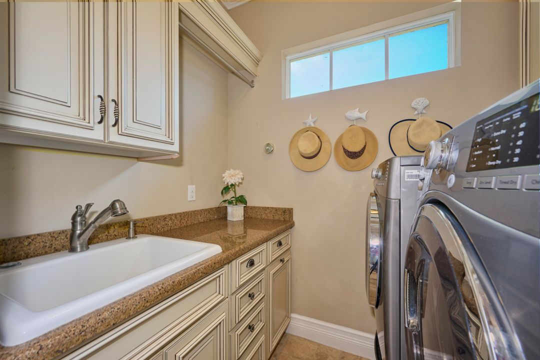 For Sale: $800,000 (4 beds, 4 baths, 3370 Square Feet)