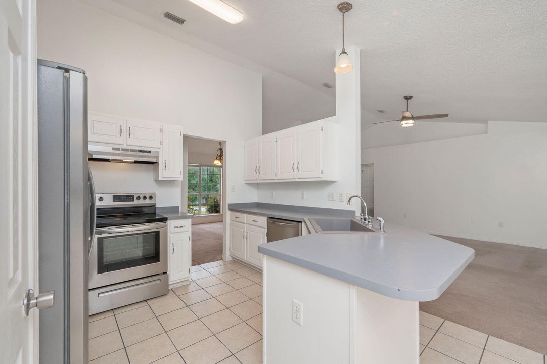 На продажу: $315,000 (4 спален, 2 ванн, 1750 Квадратных фут)