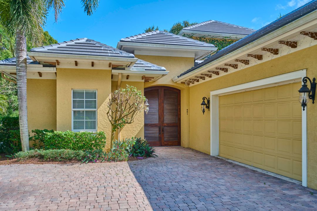 For Sale: $800,000 (4 beds, 4 baths, 3370 Square Feet)