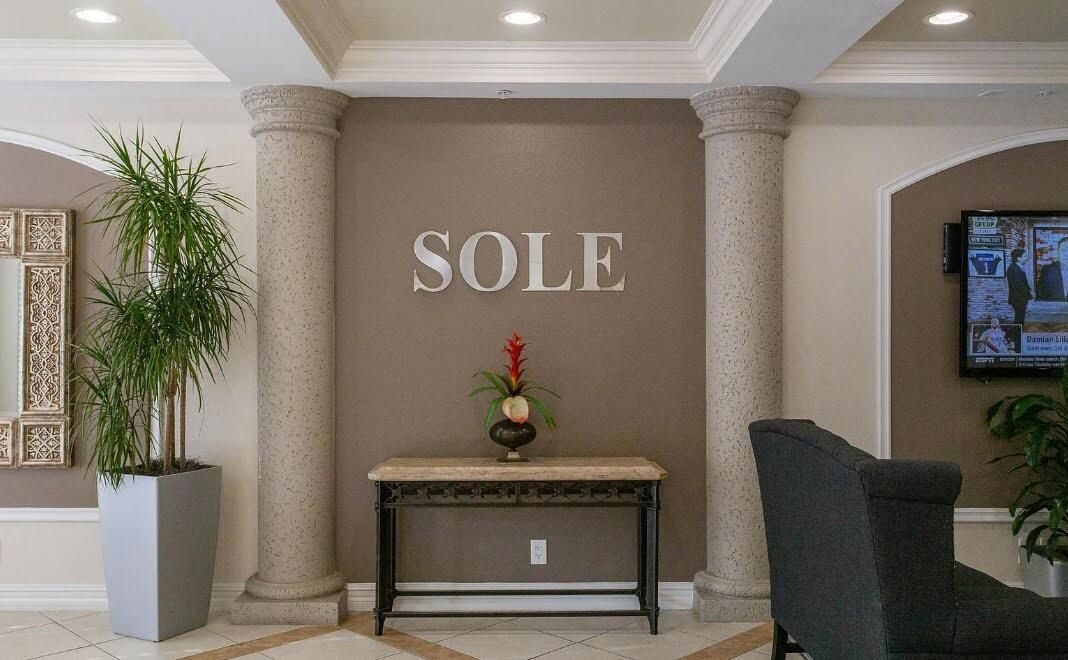 For Sale: $305,000 (1 beds, 1 baths, 891 Square Feet)