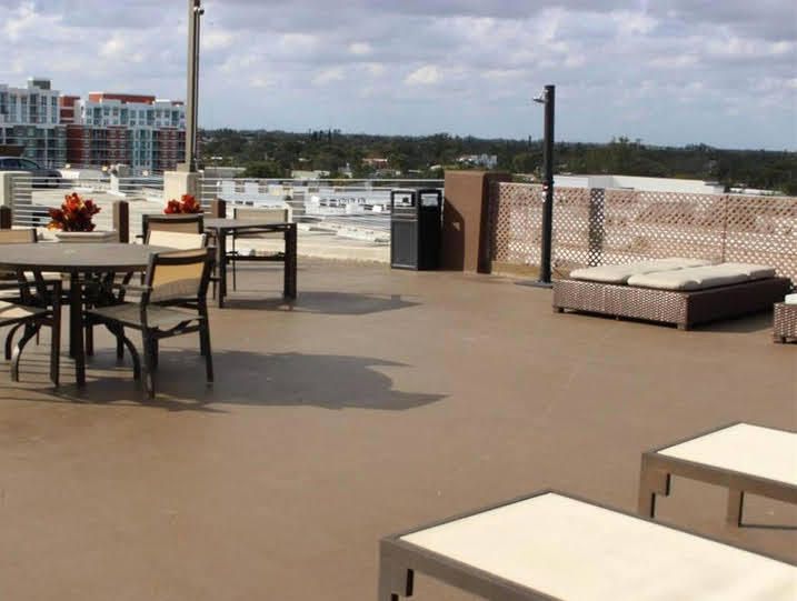 For Sale: $305,000 (1 beds, 1 baths, 891 Square Feet)