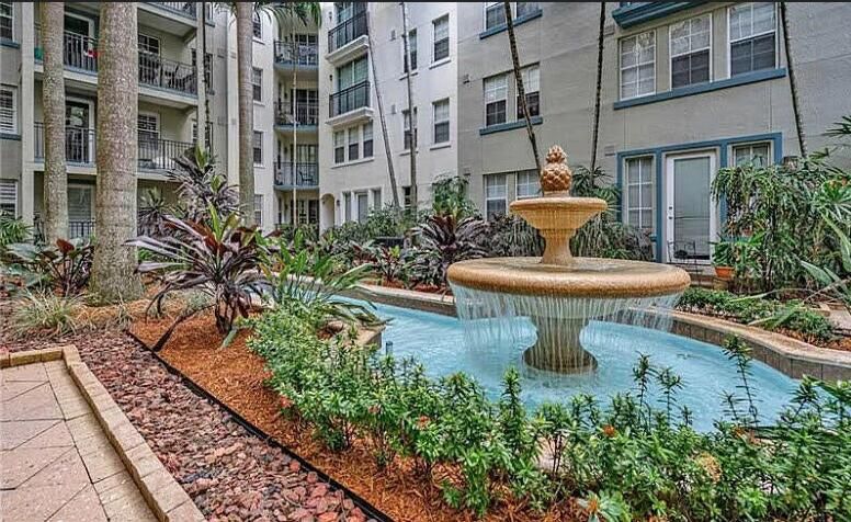 For Sale: $305,000 (1 beds, 1 baths, 891 Square Feet)