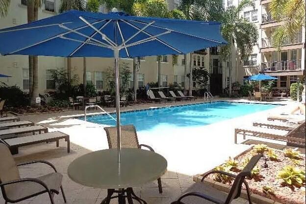 For Sale: $305,000 (1 beds, 1 baths, 891 Square Feet)